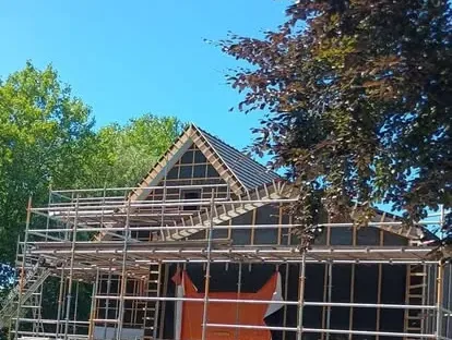 Bouwkundige voorbereiding en uitvoering op een projectlocatie.
