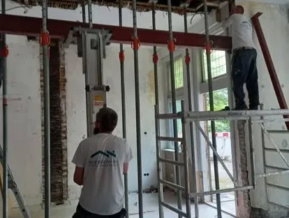 Constructie- en afbouwwerk tijdens een complete woningrenovatie.
