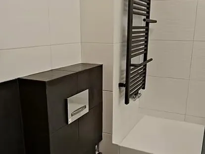 Constructie- en afbouwwerk tijdens een complete woningrenovatie.