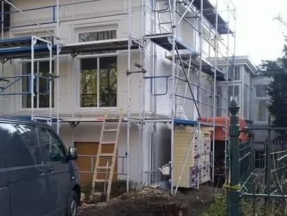 Constructie- en afbouwwerk tijdens een complete woningrenovatie.