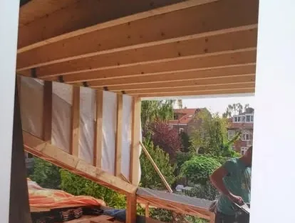 Bouwkundige voorbereiding en uitvoering op een projectlocatie.