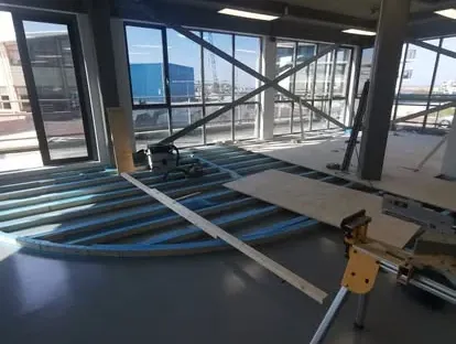 Bouwkundige voorbereiding en uitvoering op een projectlocatie.