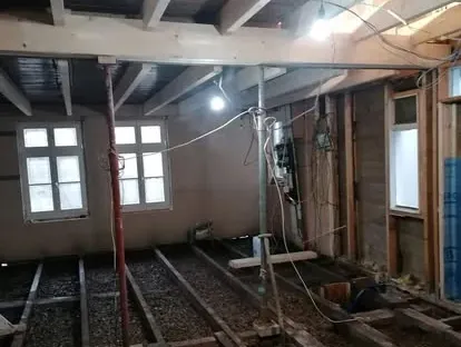 Bouwkundige voorbereiding en uitvoering op een projectlocatie.