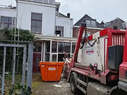 Bouwkundige voorbereiding en uitvoering op een projectlocatie.
