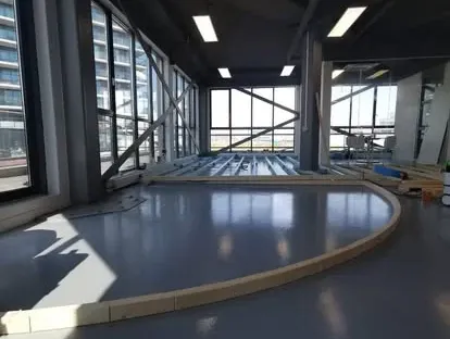 Constructie- en afbouwwerk tijdens een complete woningrenovatie.