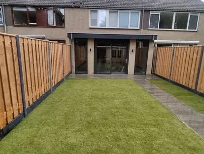 Constructie- en afbouwwerk tijdens een complete woningrenovatie.