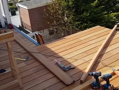 Constructie- en afbouwwerk tijdens een complete woningrenovatie.