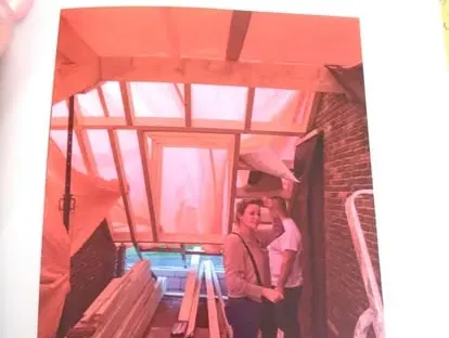 Bouwkundige voorbereiding en uitvoering op een projectlocatie.