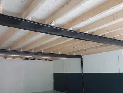 Bouwkundige voorbereiding en uitvoering op een projectlocatie.