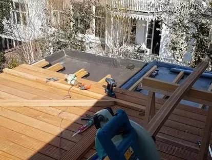 Bouwkundige voorbereiding en uitvoering op een projectlocatie.