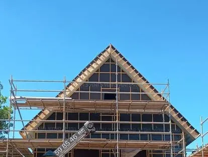 Constructie- en afbouwwerk tijdens een complete woningrenovatie.