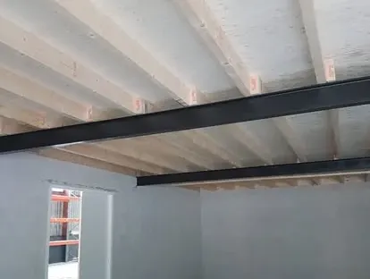 Constructie- en afbouwwerk tijdens een complete woningrenovatie.