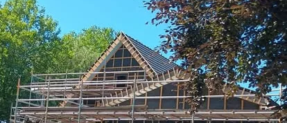 Bouwkundige voorbereiding en uitvoering op een projectlocatie.