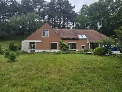 Vernieuwde buitenruimte en gevelafwerking bij een woningrenovatie.