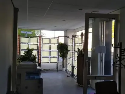 Vernieuwde buitenruimte en gevelafwerking bij een woningrenovatie.