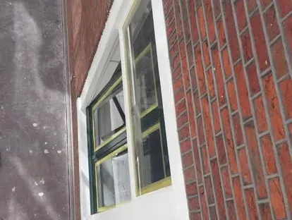 Vernieuwde buitenruimte en gevelafwerking bij een woningrenovatie.