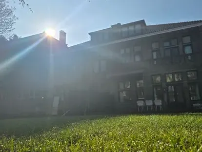 Vernieuwde buitenruimte en gevelafwerking bij een woningrenovatie.