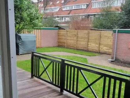 Vernieuwde buitenruimte en gevelafwerking bij een woningrenovatie.