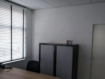 Vernieuwde buitenruimte en gevelafwerking bij een woningrenovatie.