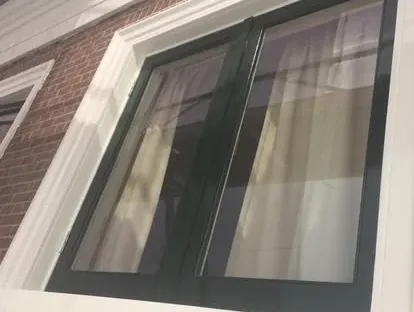 Vernieuwde buitenruimte en gevelafwerking bij een woningrenovatie.