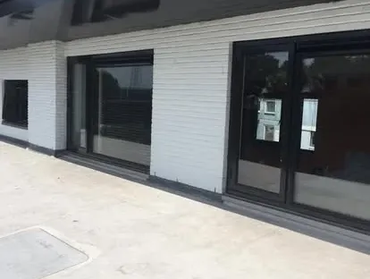 Vernieuwde buitenruimte en gevelafwerking bij een woningrenovatie.