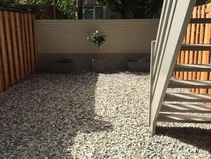 Vernieuwde buitenruimte en gevelafwerking bij een woningrenovatie.