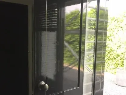 Vernieuwde buitenruimte en gevelafwerking bij een woningrenovatie.