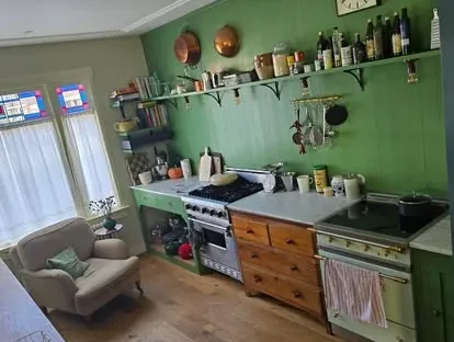 Vernieuwde buitenruimte en gevelafwerking bij een woningrenovatie.
