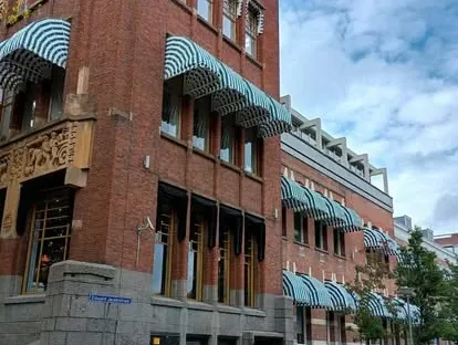 Vernieuwde buitenruimte en gevelafwerking bij een woningrenovatie.