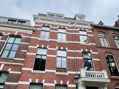 Vernieuwde buitenruimte en gevelafwerking bij een woningrenovatie.