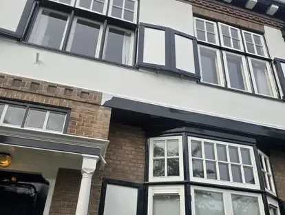 Vernieuwde buitenruimte en gevelafwerking bij een woningrenovatie.