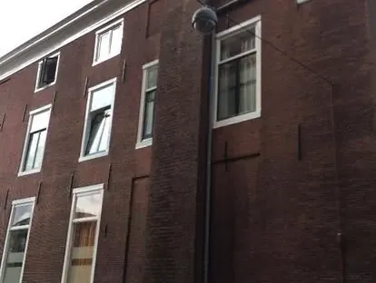 Vernieuwde buitenruimte en gevelafwerking bij een woningrenovatie.