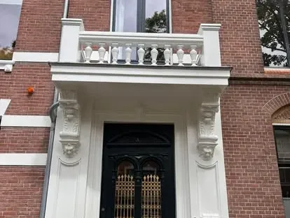 Vernieuwde buitenruimte en gevelafwerking bij een woningrenovatie.