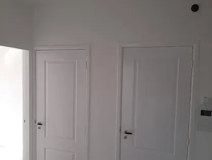 Vernieuwde buitenruimte en gevelafwerking bij een woningrenovatie.