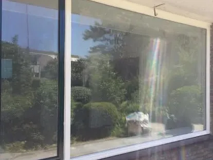 Vernieuwde buitenruimte en gevelafwerking bij een woningrenovatie.