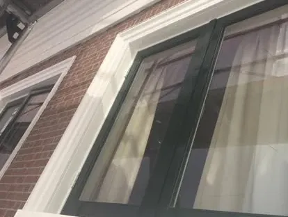 Vernieuwde buitenruimte en gevelafwerking bij een woningrenovatie.