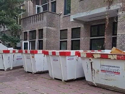 Vernieuwde buitenruimte en gevelafwerking bij een woningrenovatie.
