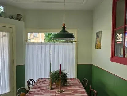 Vernieuwde buitenruimte en gevelafwerking bij een woningrenovatie.