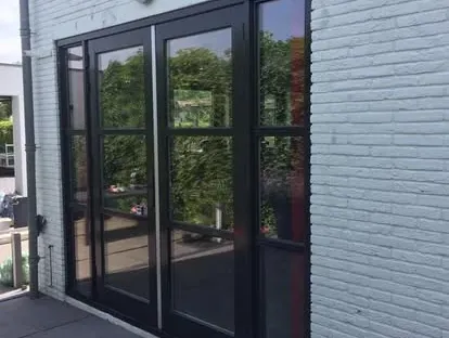 Vernieuwde buitenruimte en gevelafwerking bij een woningrenovatie.