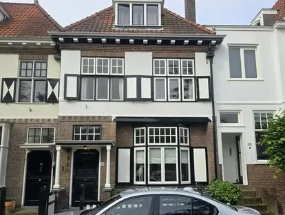 Vernieuwde buitenruimte en gevelafwerking bij een woningrenovatie.