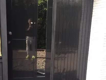 Vernieuwde buitenruimte en gevelafwerking bij een woningrenovatie.