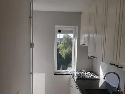 Vernieuwde buitenruimte en gevelafwerking bij een woningrenovatie.