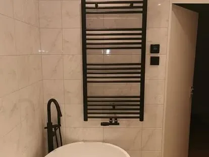 Vernieuwde buitenruimte en gevelafwerking bij een woningrenovatie.