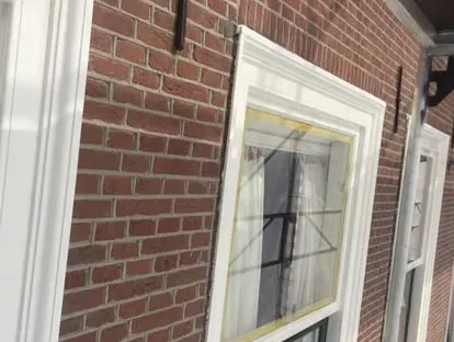 Vernieuwde buitenruimte en gevelafwerking bij een woningrenovatie.