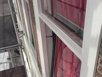 Vernieuwde buitenruimte en gevelafwerking bij een woningrenovatie.