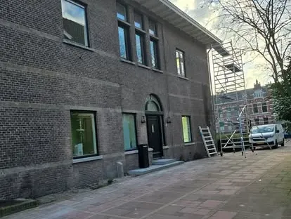 Vernieuwde buitenruimte en gevelafwerking bij een woningrenovatie.