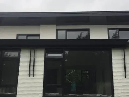 Kozijnen, gevel en buitenwerk na werkzaamheden van KOZ BOUW BV.