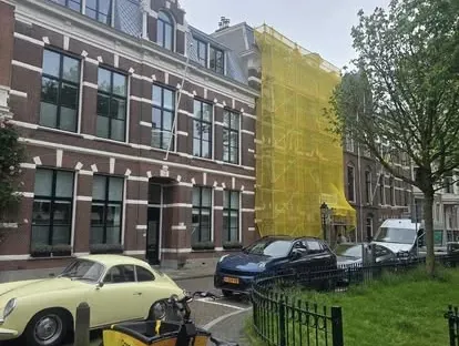 Vernieuwde buitenruimte en gevelafwerking bij een woningrenovatie.