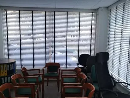 Vernieuwde buitenruimte en gevelafwerking bij een woningrenovatie.