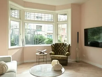 Vernieuwde buitenruimte en gevelafwerking bij een woningrenovatie.